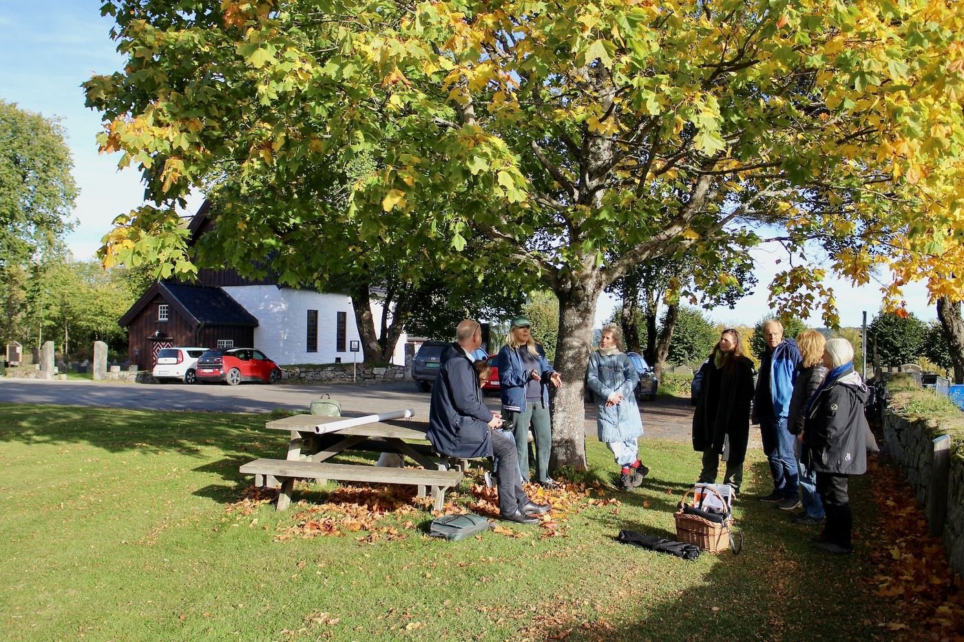 Deltakerne samlet under høstløvet ved Nesodden kirke før aksjonen, 9. oktober 2026.